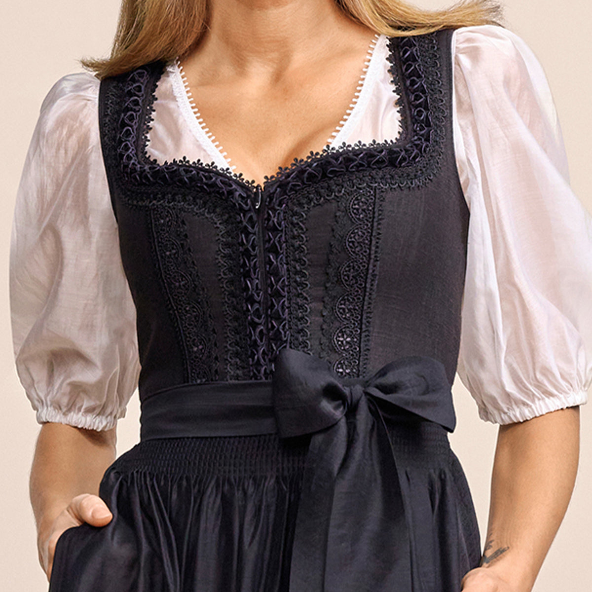 Krüger Dirndl Schwarz Verity Herz Ausschnitt 70cm - Datschi Trachten
