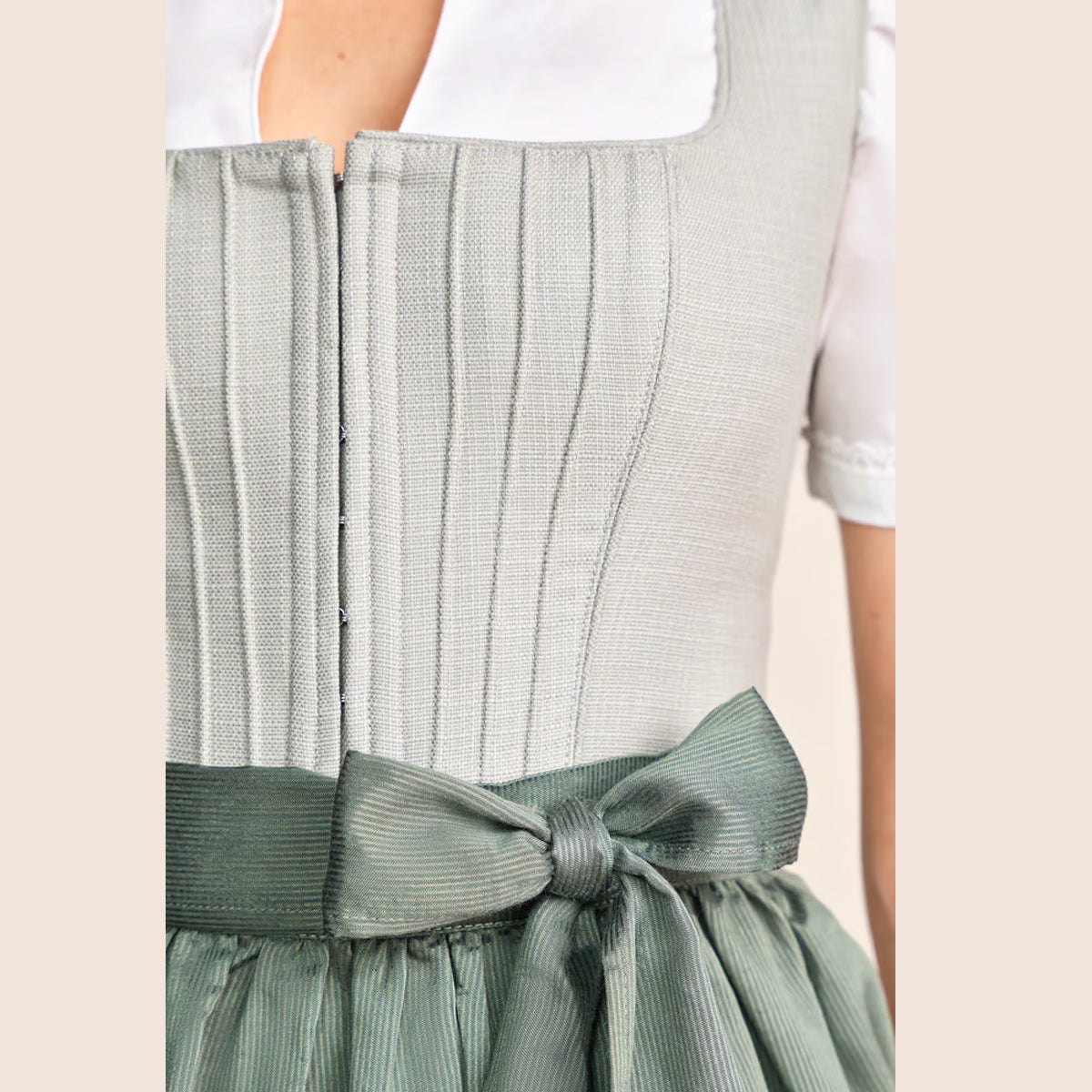 Krüger Dirndl Margit Grün 70cm Leinenstruktur Mieder Muster: Einfarbig, Leinen, Gestreift Rock Muster: Ornamente Schürzen Muster: Einfarbig, Gestreift Ausschnitt: Gerader Ausschnitt, Balkonett Ausschnitt