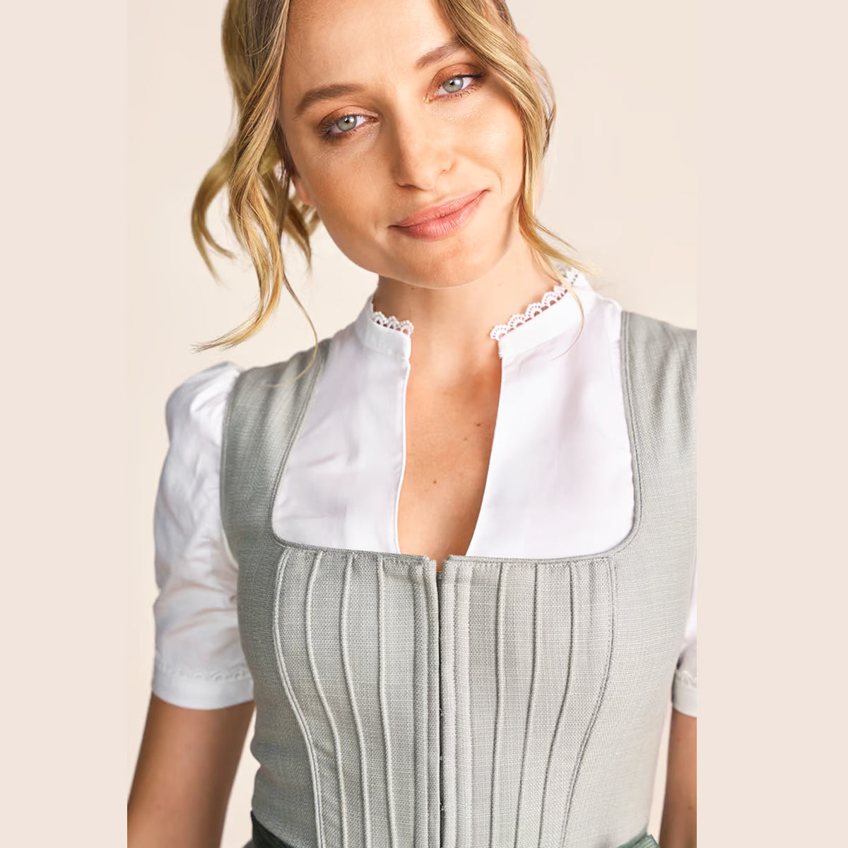 Krüger Dirndl Margit Grün 70cm Leinenstruktur - Datschi Trachten