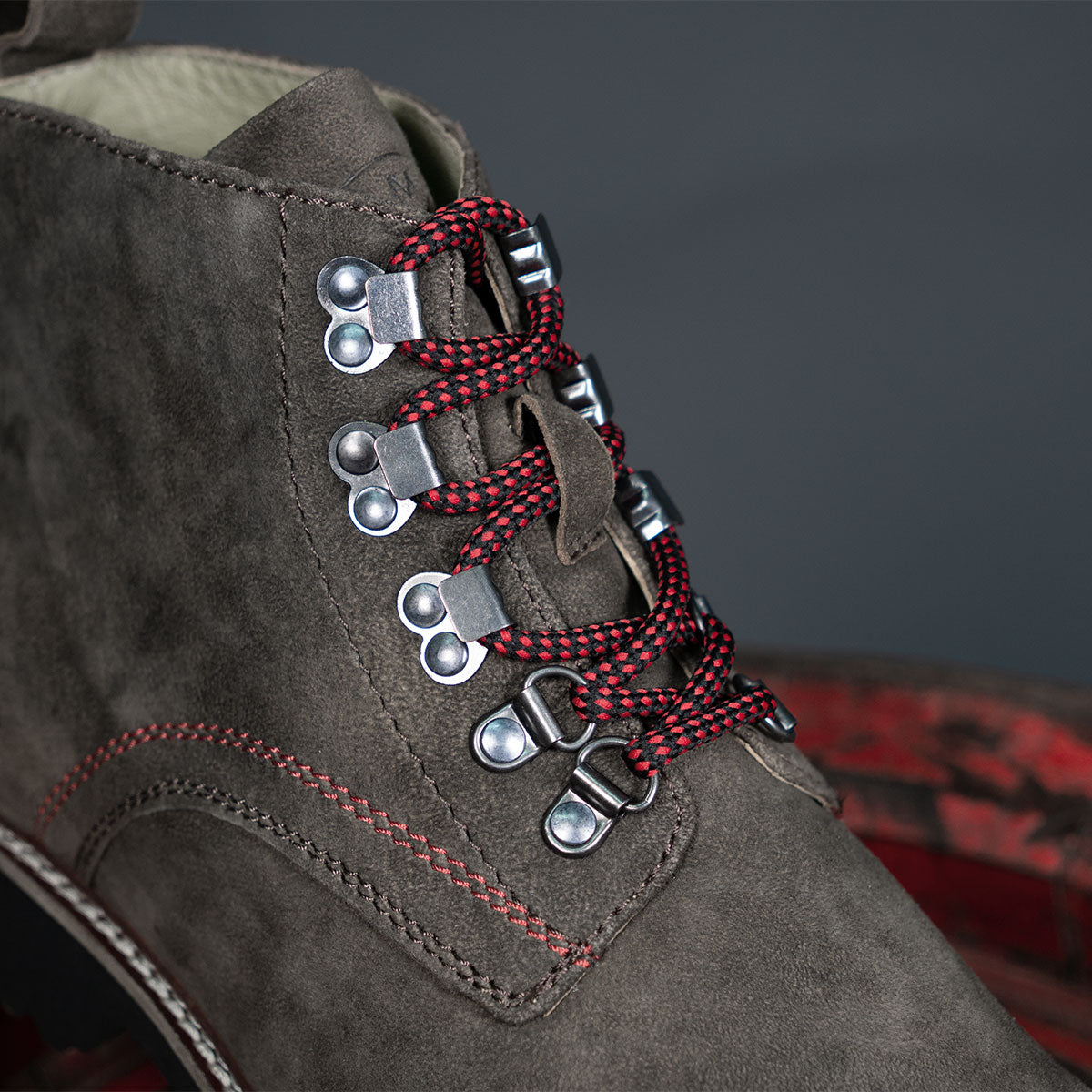 MeiSchua! Trachtenstiefel Rudl Marmor Rot mit roten Schnürsenkel