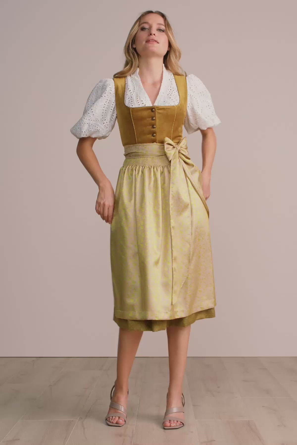 Krüger Dirndl Tuana Gold jetzt live erleben