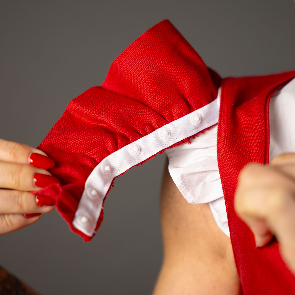 Elli & Juliette Dirndl Fiona Soraya Rot mit abnehmbarem Flügelarm 70 cm - Datschi Trachten