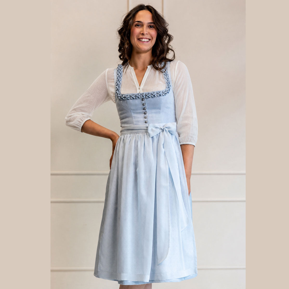Teresa Bauer x MarJo Dirndl Blue Belle 70 cm Hellblau Knopfleiste Kollektion 2026