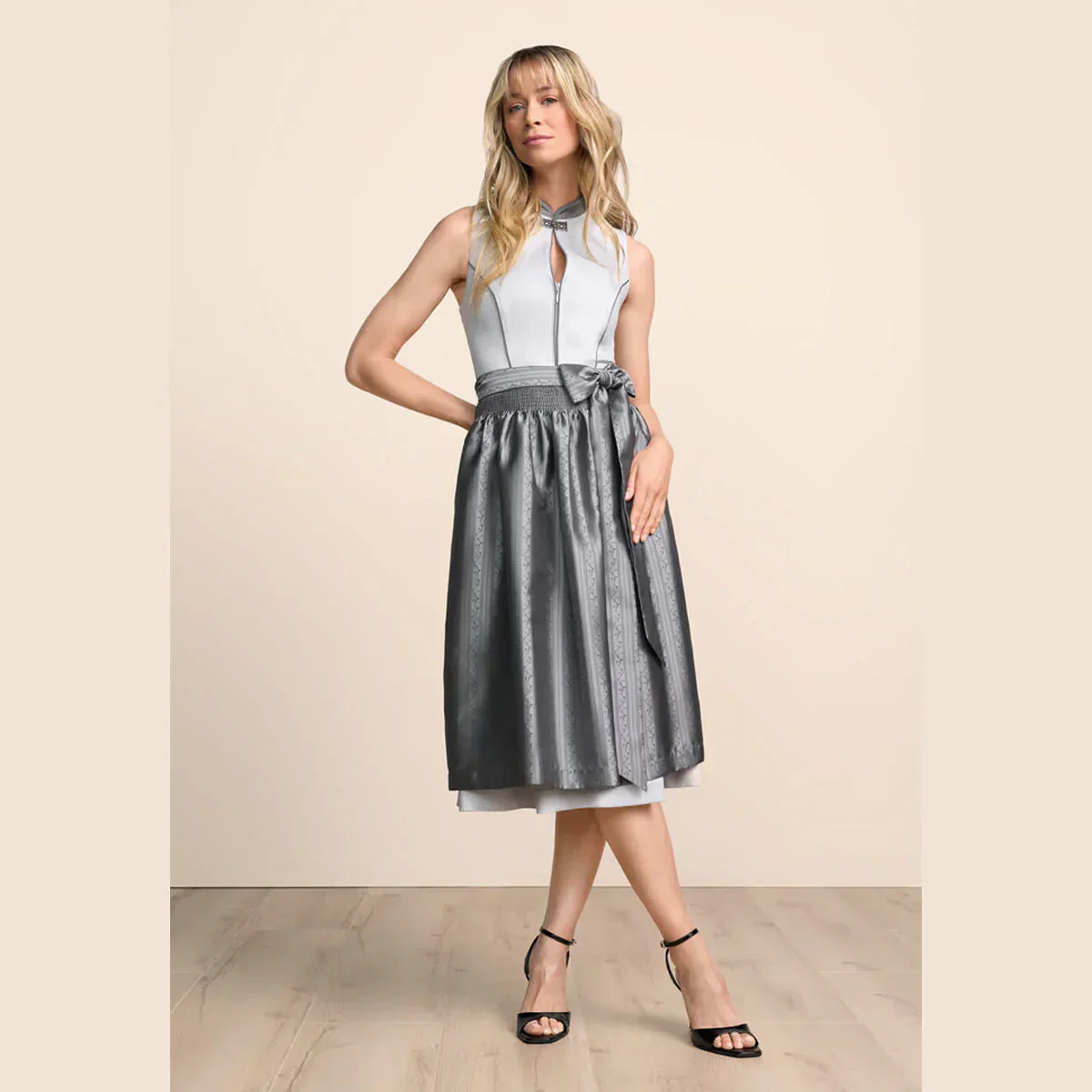 Krüger Dirndl Grau – traditionell und stilvoll
