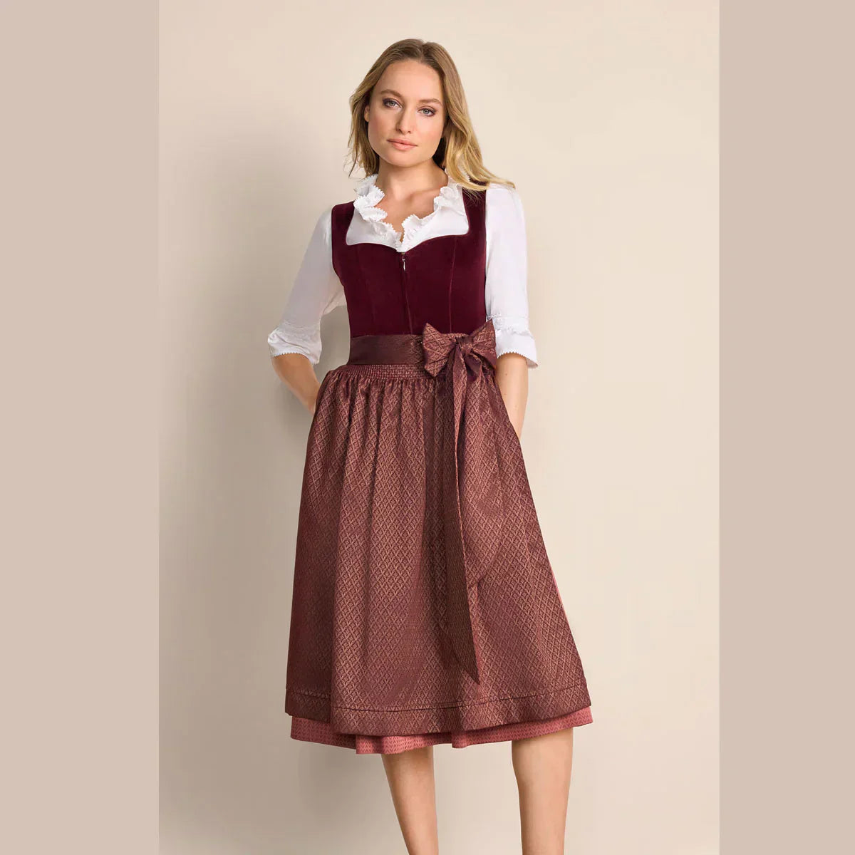 Festliches Krüger Dirndl in Rot mit Schürze