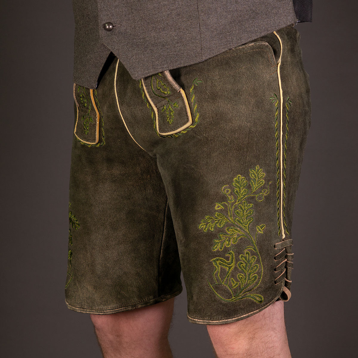 Günstige Lederhosen und Dirndl im Datschi Trachten Outlet. Restposten und Einzelstücke zu unschlagbaren Preisen