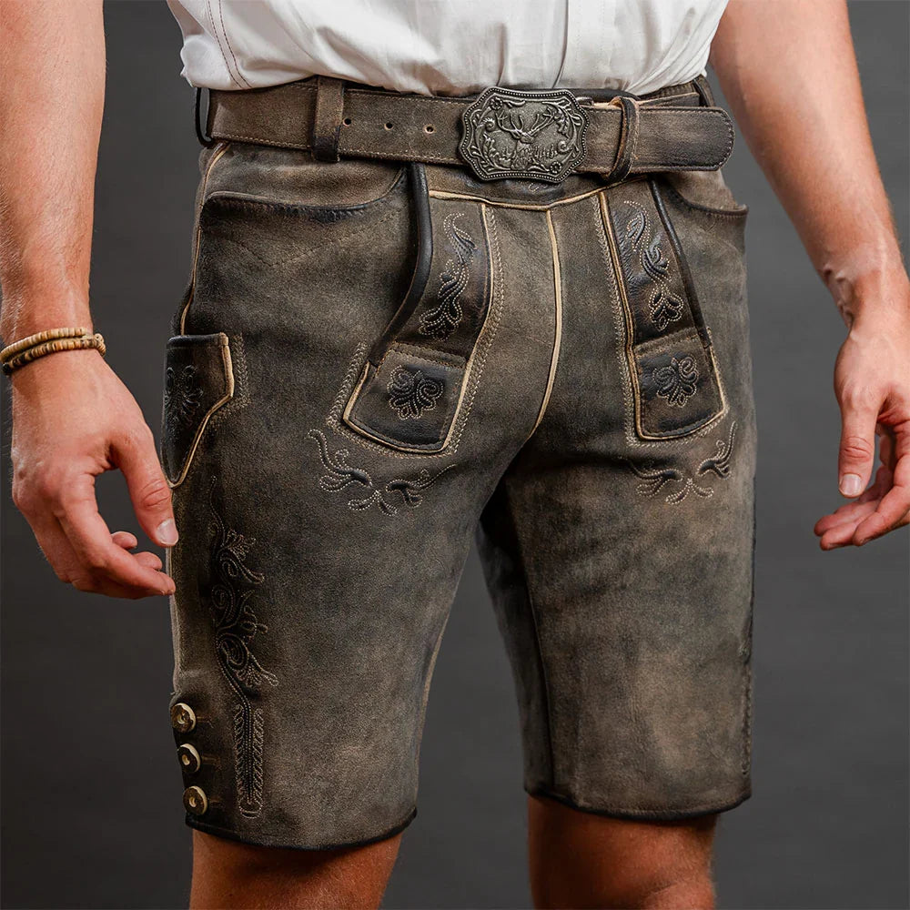 Hochwertige braune Herren Lederhose für das Oktoberfest mit feinen Trachten-Stickereien und perfekter Passform