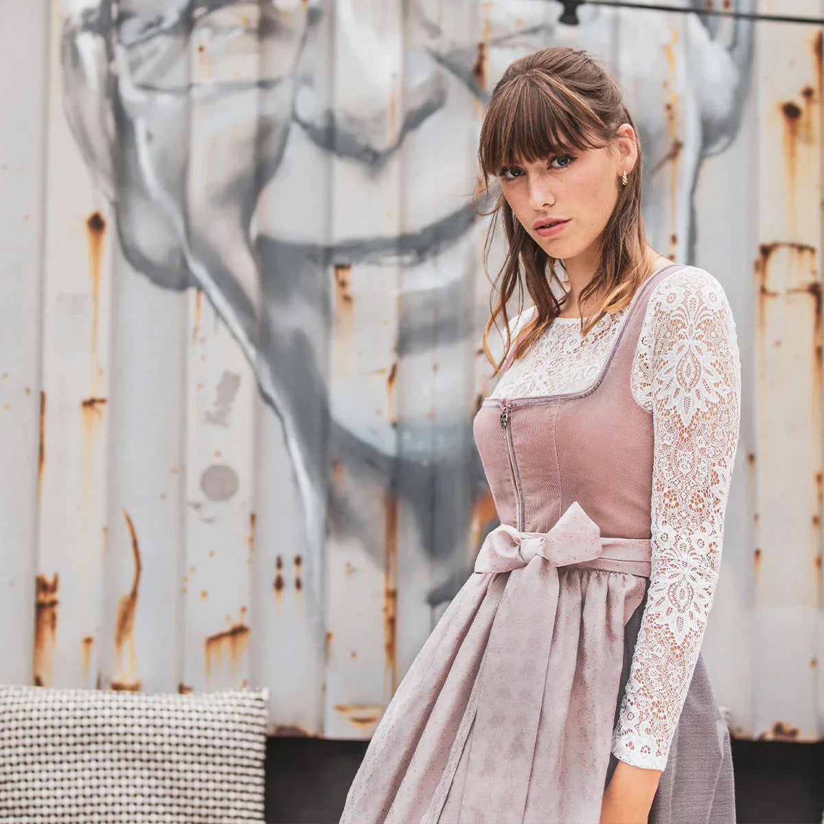 MarJo Dirndl Lila mit traditionellem Mieder und Schürze