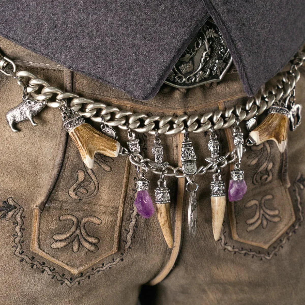 Traditionelles Charivari mit Anhängern als Trachtenschmuck für Lederhosen