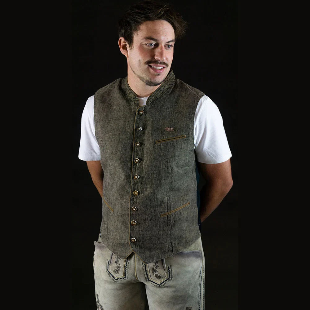 Elegante braune Herren Trachtenweste und Hirschhornknöpfen kombiniert mit Lederhose