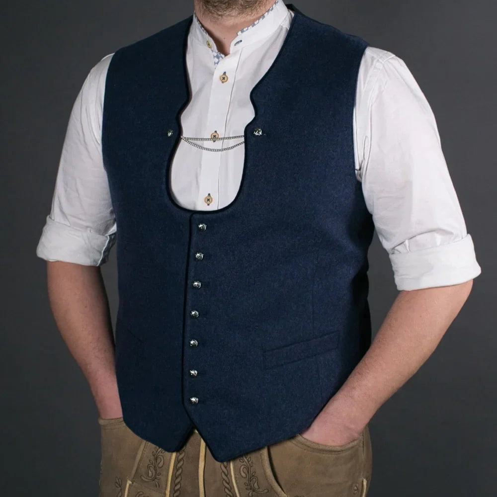 Moderne Herren Trachtenweste in Blau als Ketterlweste kombiniert mit weißem Trachtenhemd und Lederhose