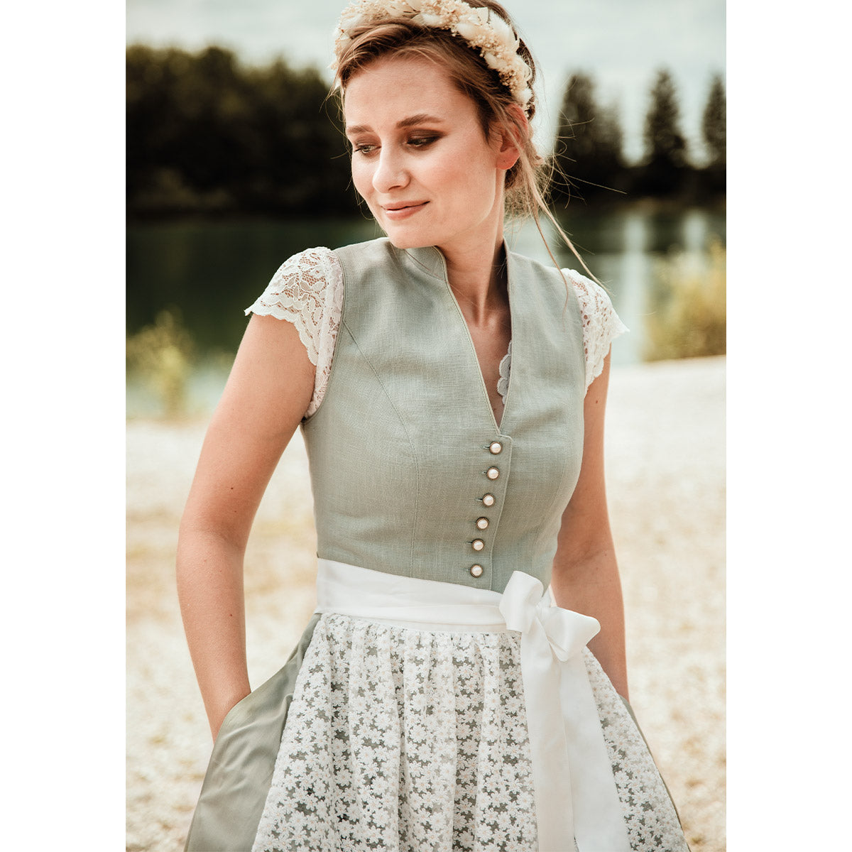 Alpenfee Dirndl 🌼 Zart, verspielt & traditionell