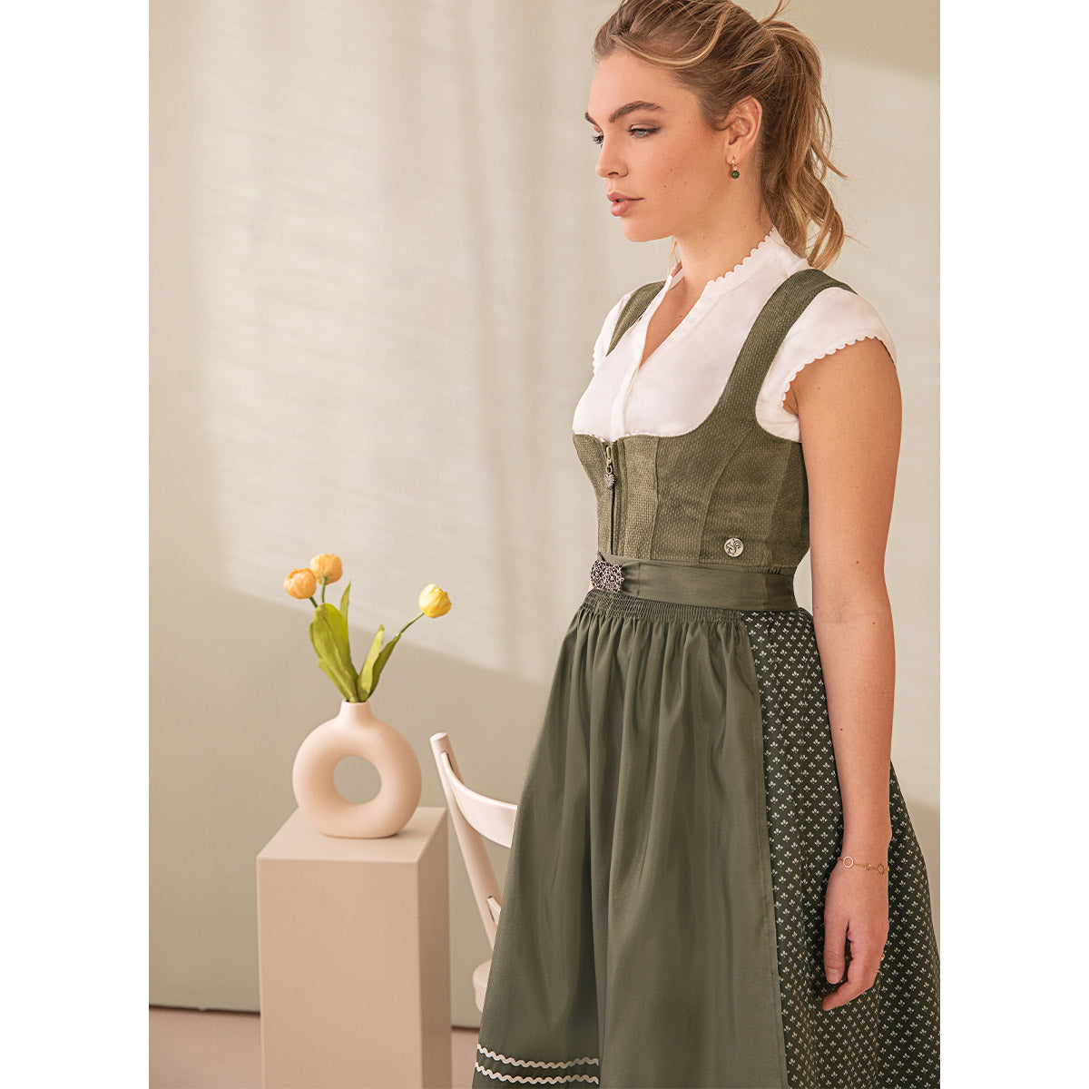 Marjo Dirndl Grün 💚 Traditionelles grünes Dirndl mit klassischem Schnitt
