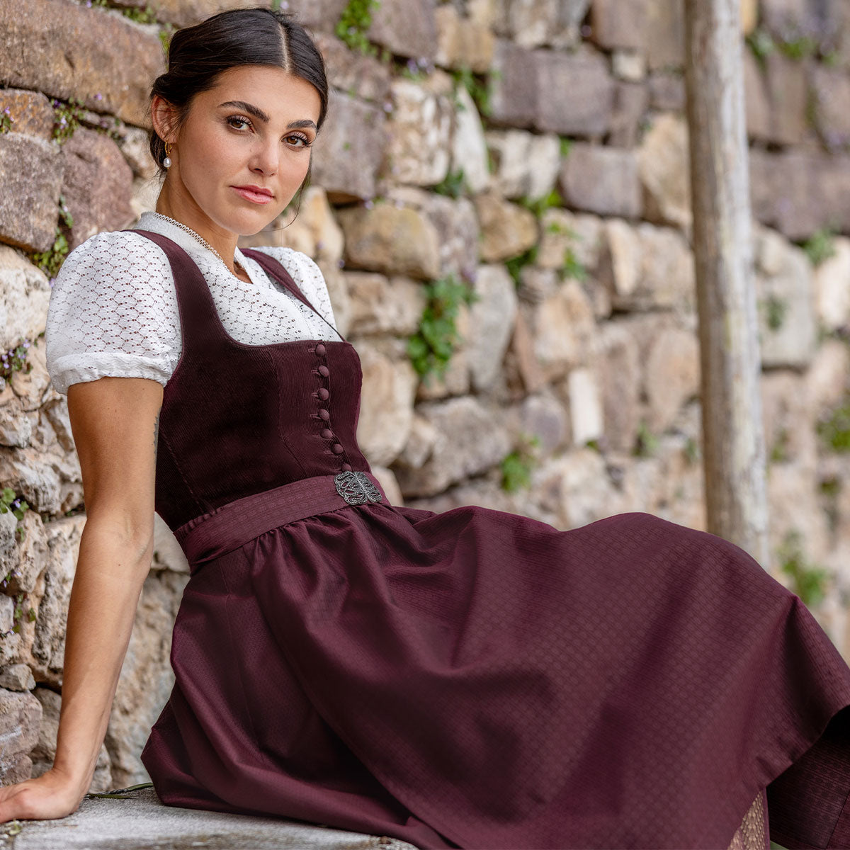 Marjo Dirndl Rot | Strahlend schön im roten Dirndl von MarJo
