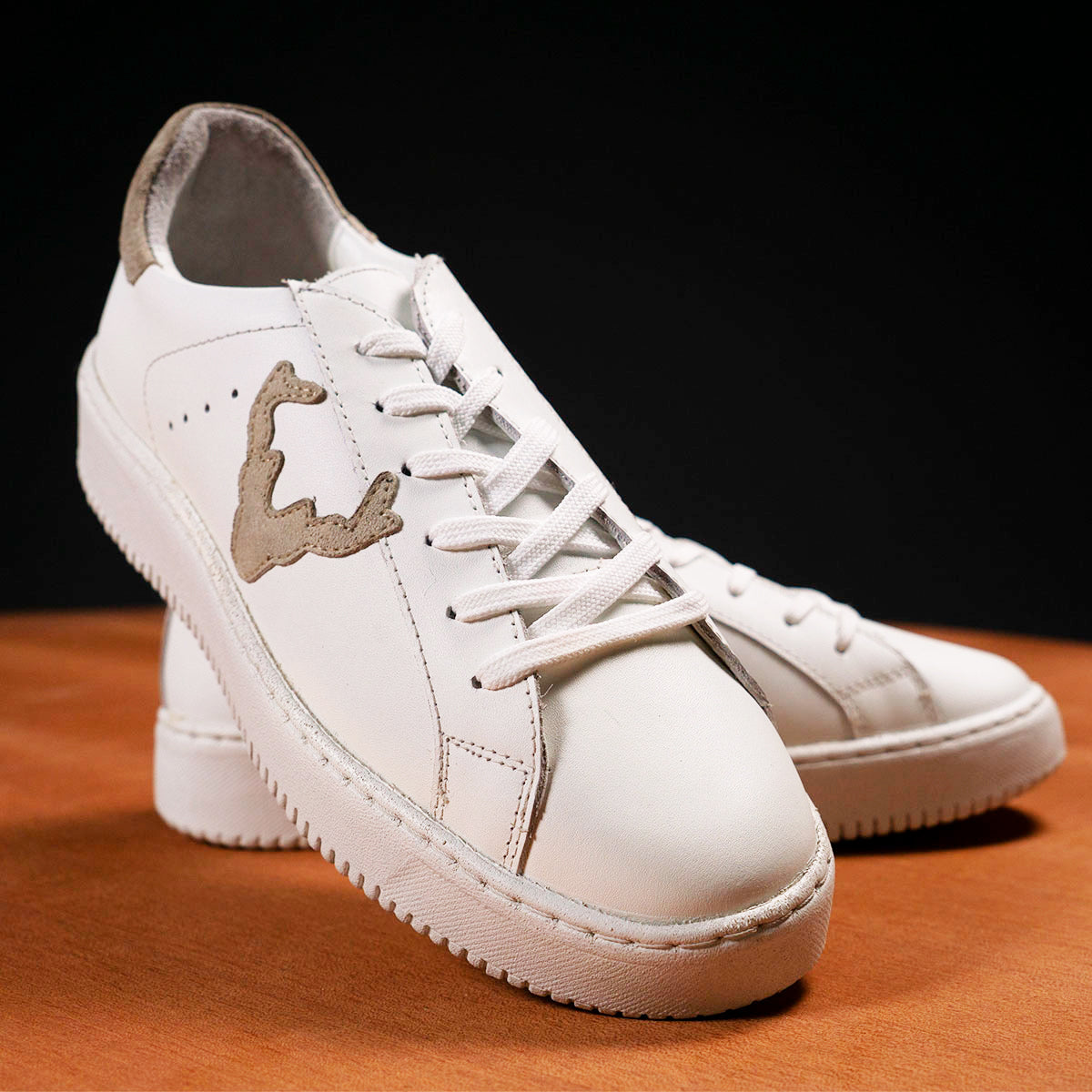 Damen Schuhe zum Dirndl - Trachtensneaker für Frauen