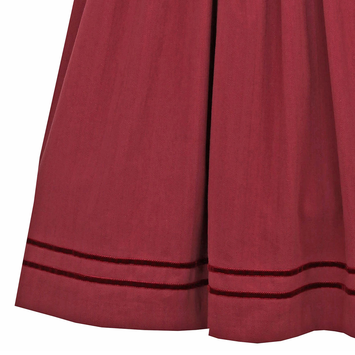 Dirndl Cherry Chante von Teresa Bauer. Rotes Dirndl mit Froschgoscherl, Knöpfe in Glas Gold Optik. Der Hingucker 2025 auf der Wiesn. Detailansicht Rock Vorne