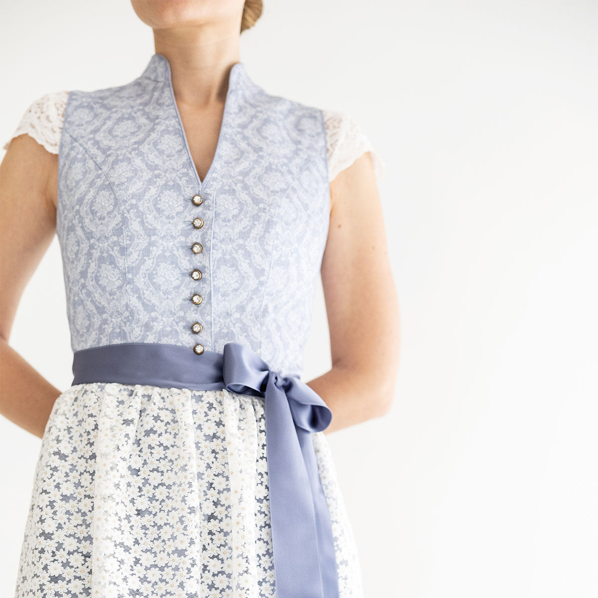 Alpenfee Dirndl Lara Hellblau 60cm Hochgeschlossen Blumenmuster