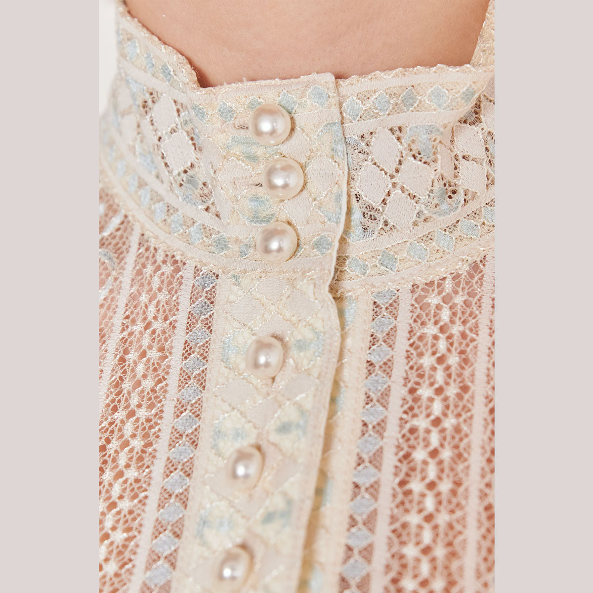 Krüger Dirndlbluse Kali Beige Perlen Knopfleiste - Datschi Trachten