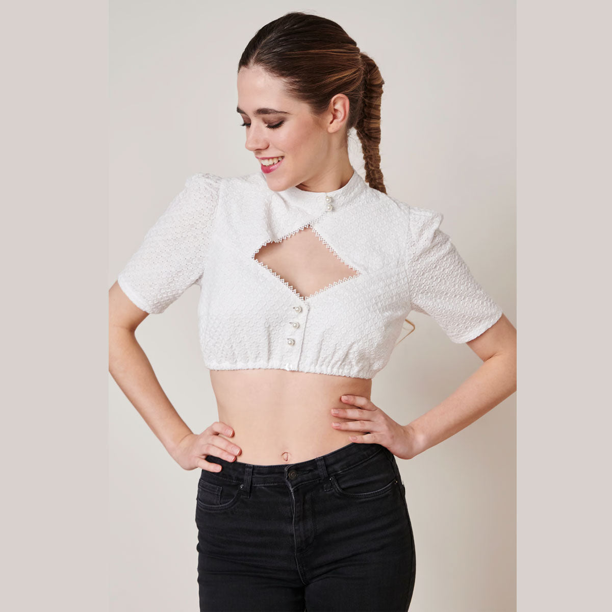 Krüger Dirndlbluse Mine Ecru Diamantförmiger Ausschnitt - Datschi Trachten