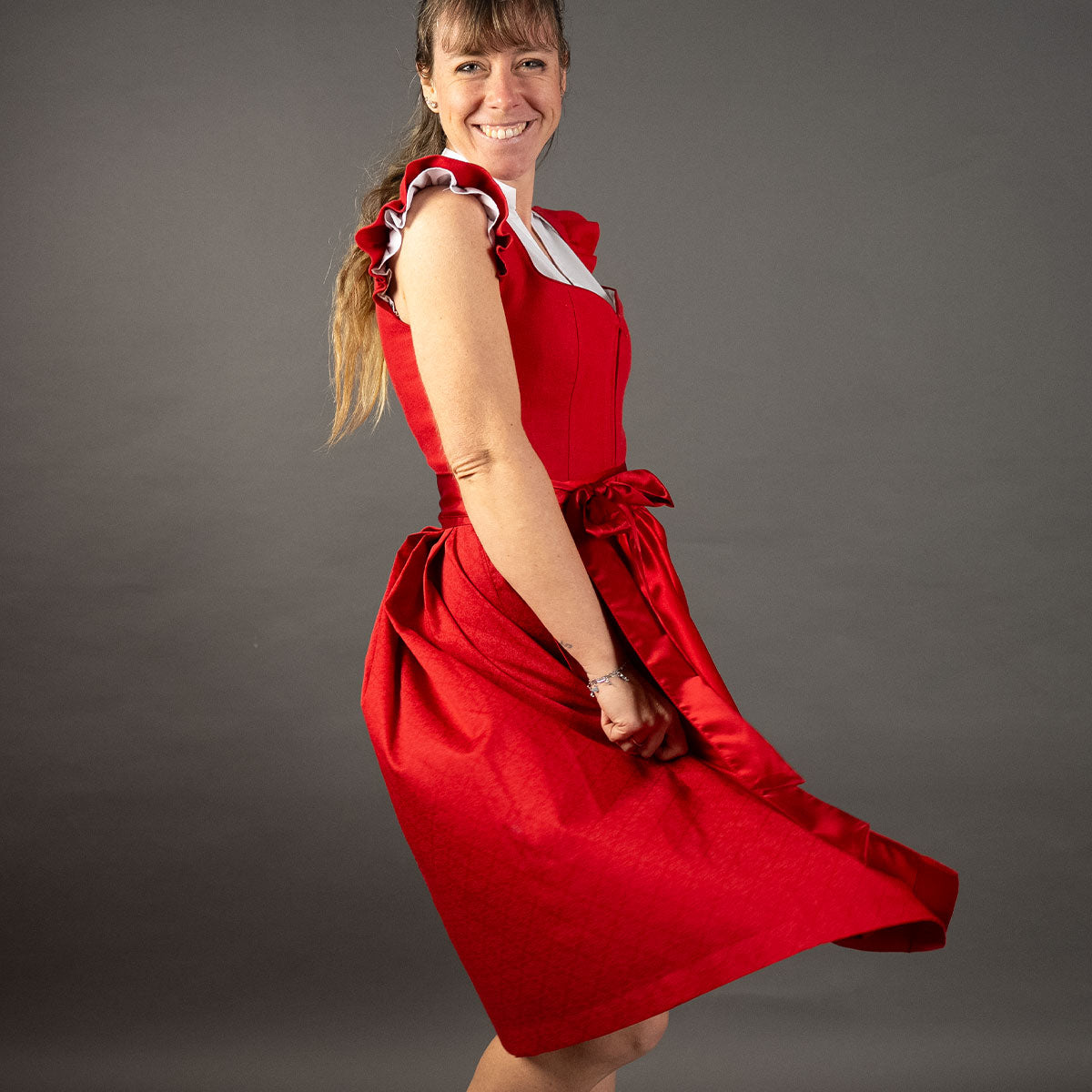 Elli & Juliette Dirndl Fiona Soraya Rot mit abnehmbarem Flügelarm 70 cm - Datschi Trachten