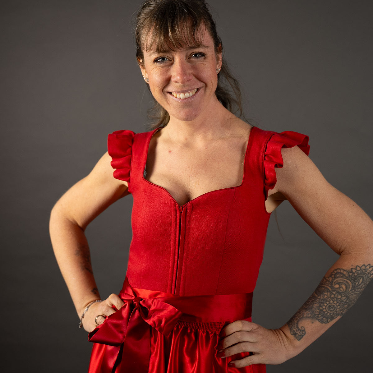 Elli & Juliette Dirndl Fiona Soraya Rot mit abnehmbarem Flügelarm 70 cm - Datschi Trachten