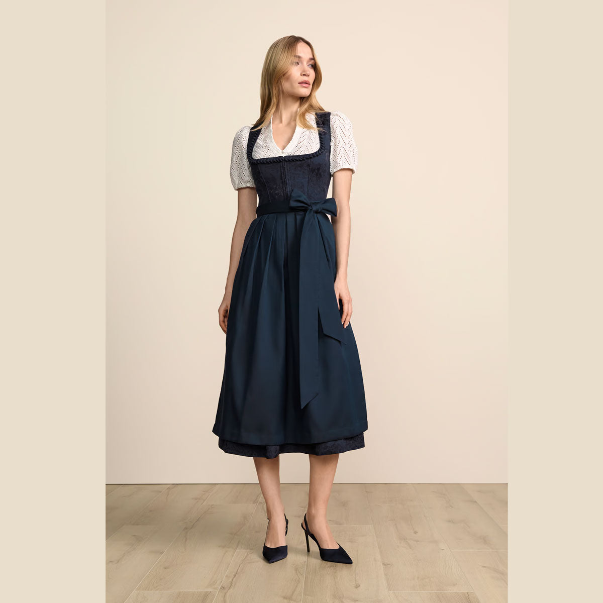 Krüger Dirndl Calyssia Marine schimmernde Ornamente 80cm