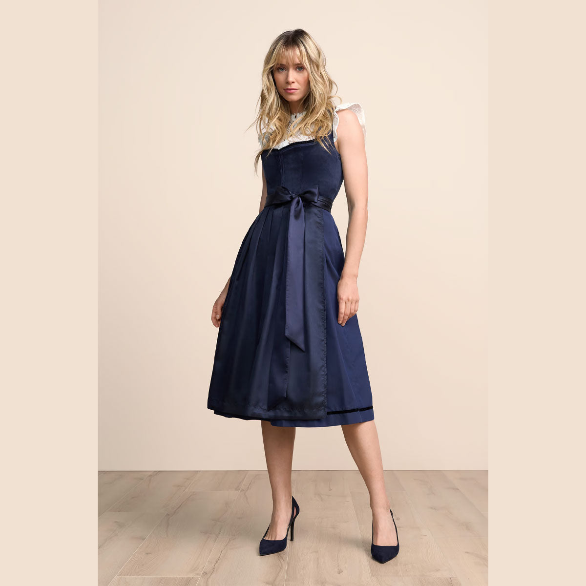 Krüger Dirndl Elenora Blau Balkonettausschnitt 70cm - Datschi Trachten