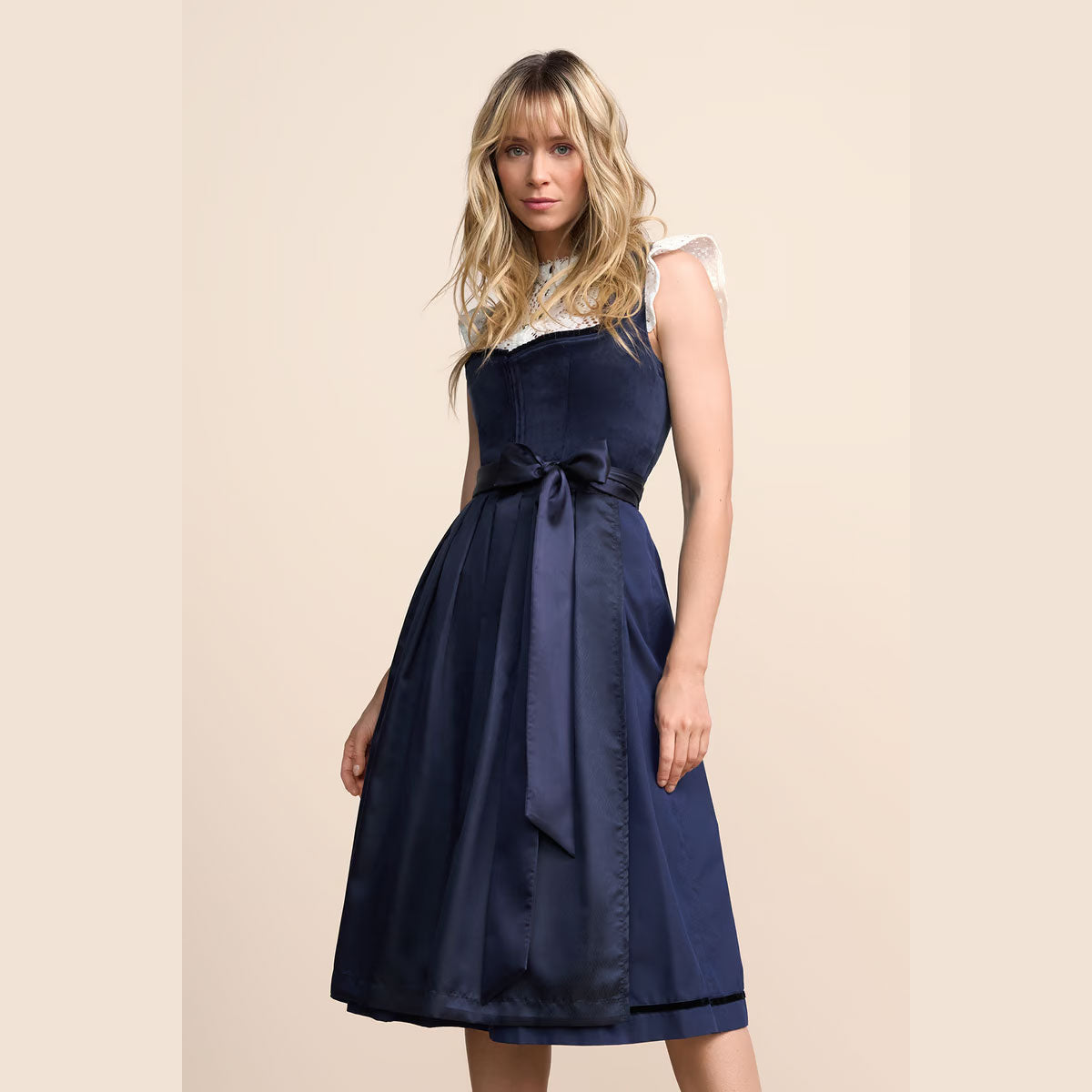 Krüger Dirndl Elenora Blau Balkonettausschnitt 70cm - Datschi Trachten