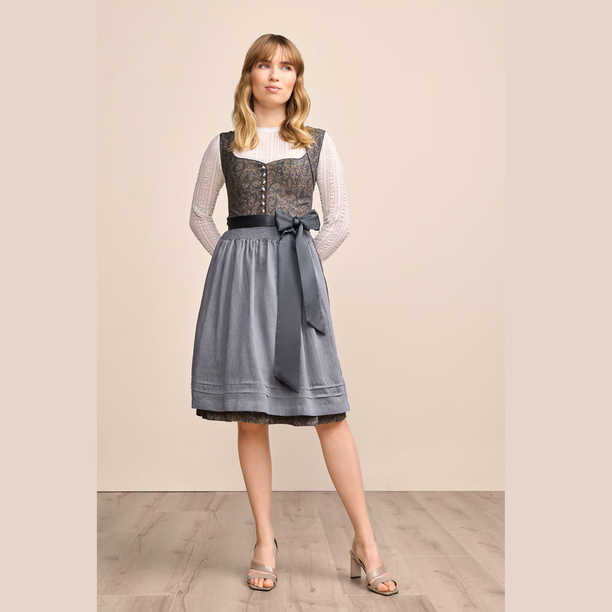 Krüger Dirndl Kristi Blau Herzausschnitt 60cm - Datschi Trachten