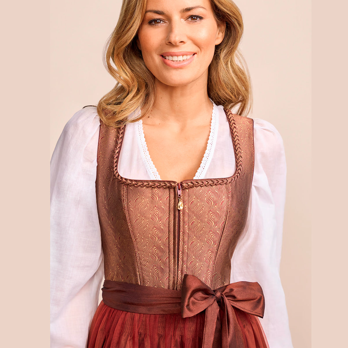 Krüger Dirndl Tamika Rost Braun Bronze Elegant 70cm mit Beidseitige Eingriffstaschen im Rock,  Borte und Bunt Design Dirndl Längentyp Midi (60-75cm)