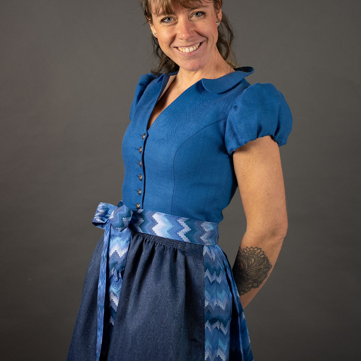 Elli & Juliette Dirndl Bobbi Ophelia Mittelblau mit Puffarm - Datschi Trachten