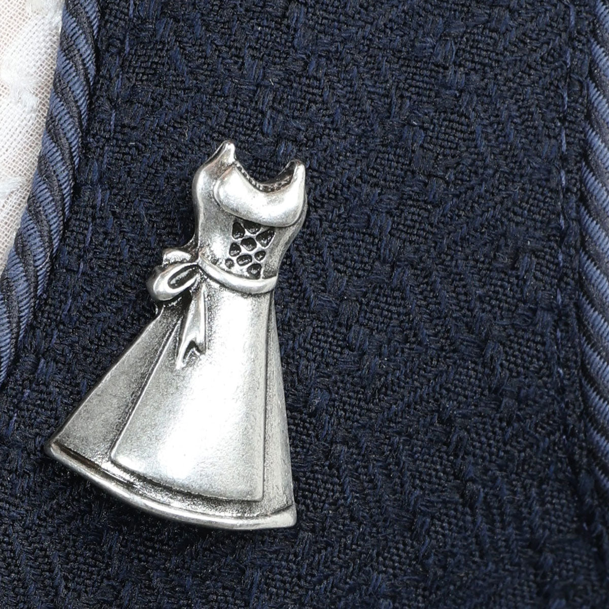 MarJo Anstecker Dirndl Altsilber