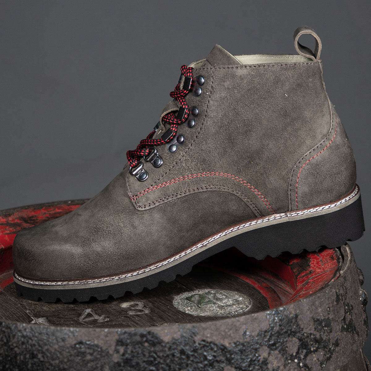 MeiSchua! Trachtenstiefel Rudl Marmor Rot mit roten Schnürsenkel