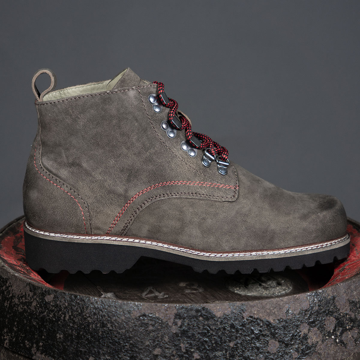 MeiSchua! Trachtenstiefel Rudl Marmor Rot mit roten Schnürsenkel