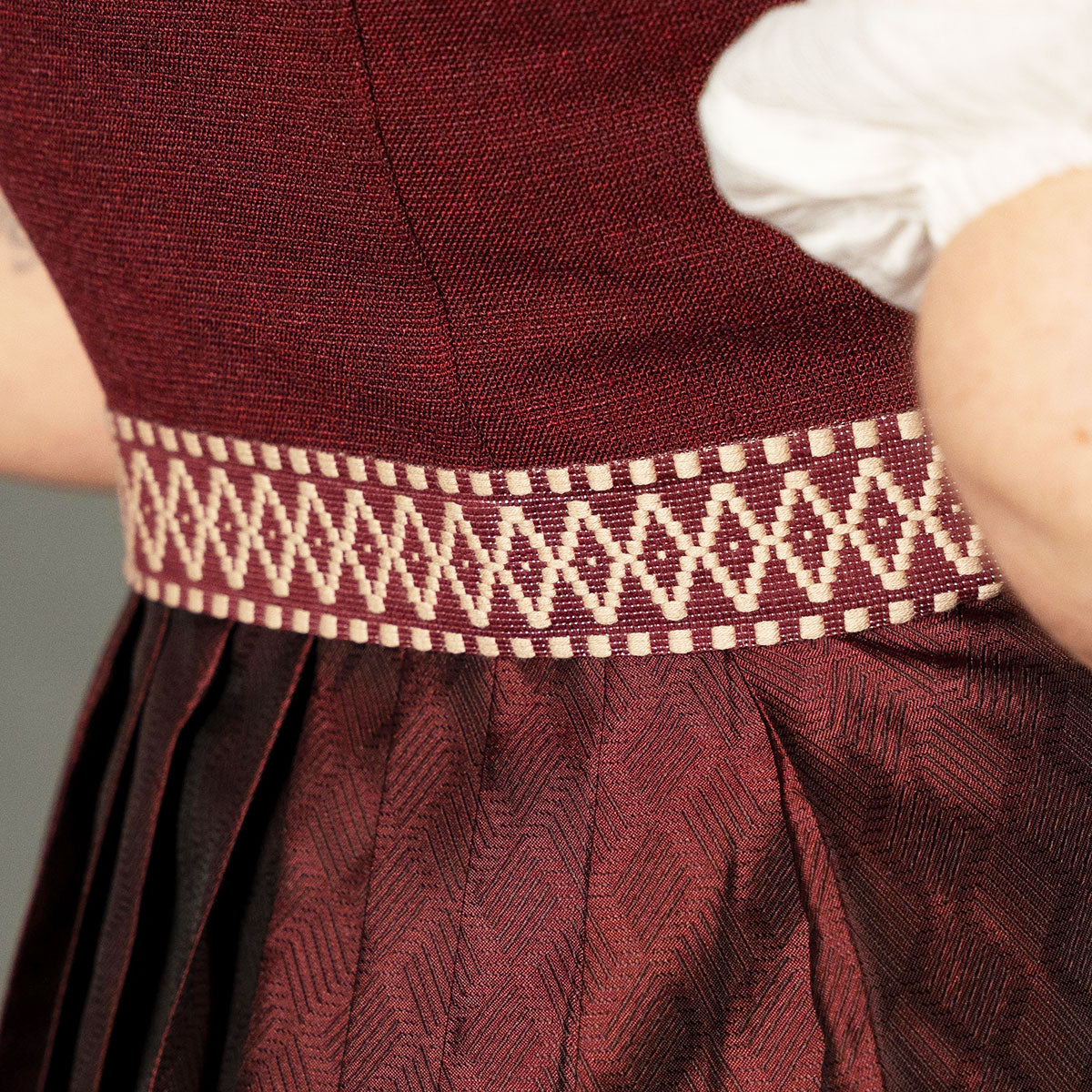 Elli & Juliette Dirndl Zaria Bordeaux Perlen-Reißverschluss 70 cm