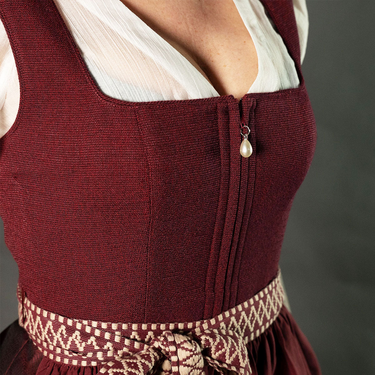 Elli & Juliette Dirndl Zaria Bordeaux Perlen-Reißverschluss 70 cm