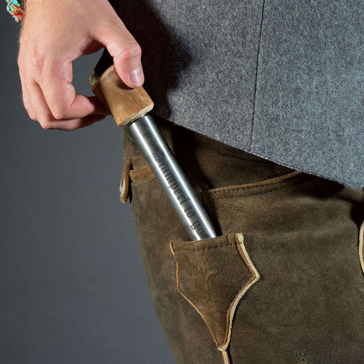 Lederhosen Flachmann Es eskaliert eh - Datschi Trachten