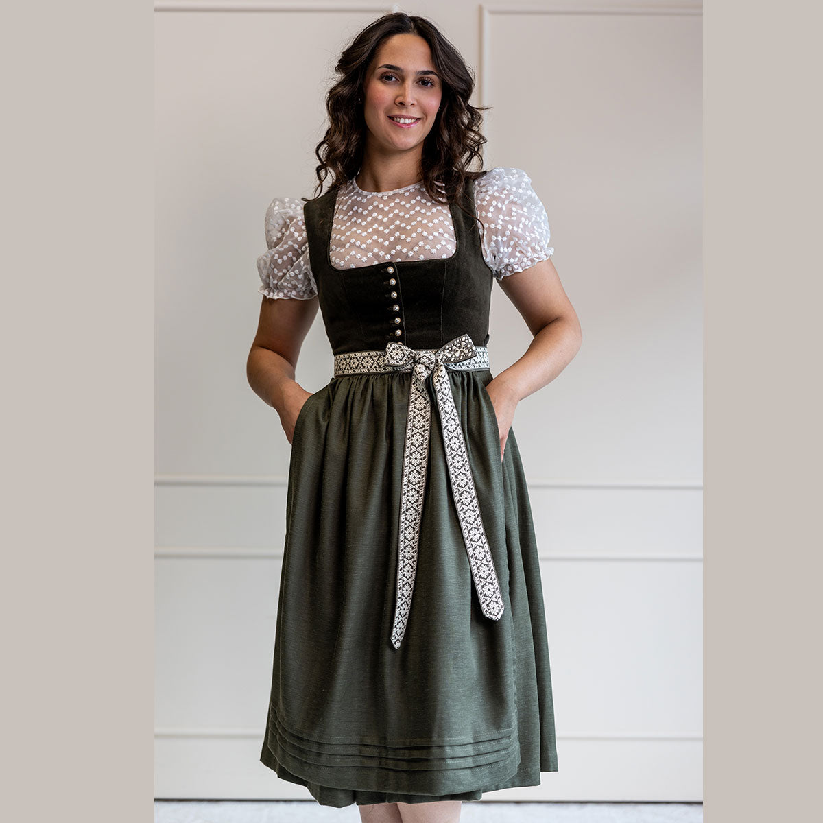 Teresa Bauer x MarJo Dirndl Forest Kiss 70 cm Moosgrün Reißverschluss Kollektion 2026